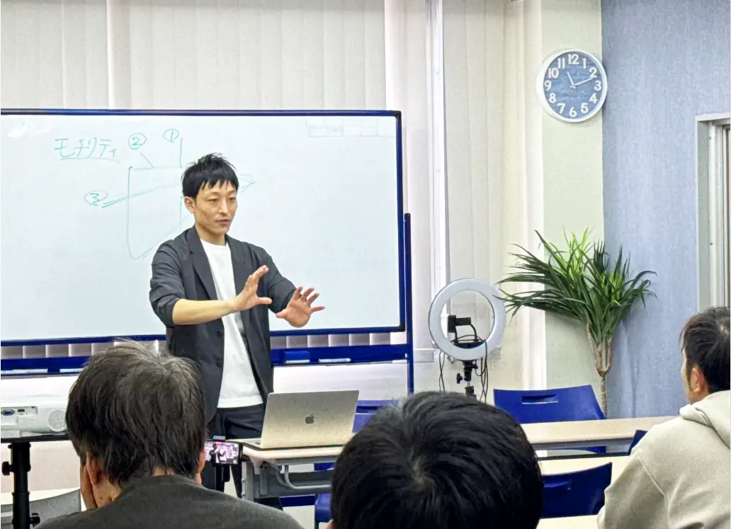 講習会で説明する男性