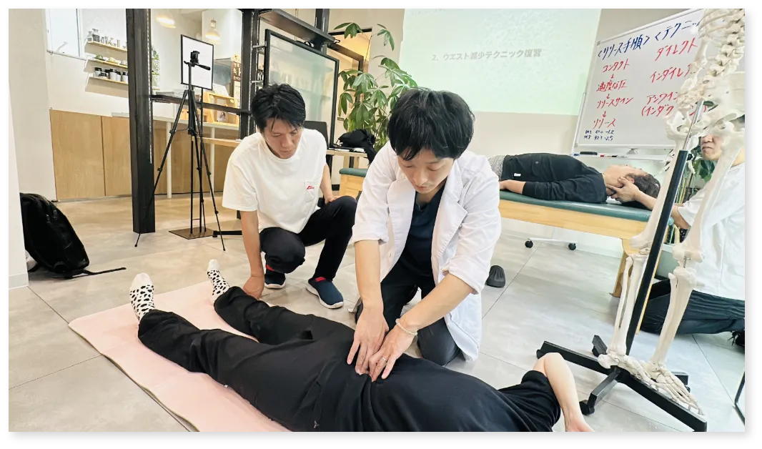 整体施術を行う整体師